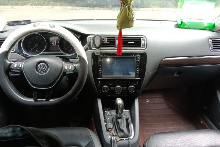 Used Volkswagen Sagitar 2015 230TSI Automatic Luxury Model Center Console