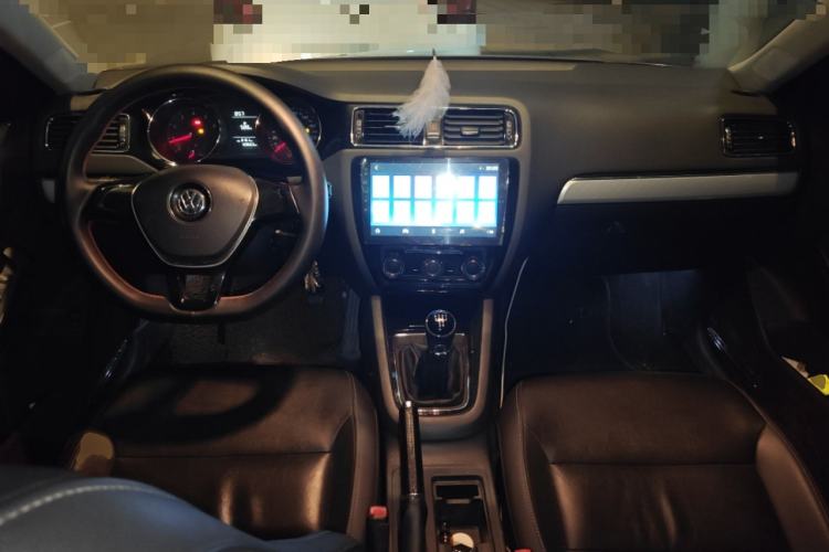 Used Volkswagen Sagitar 2015 230TSI Manual Comfort Version Center Console