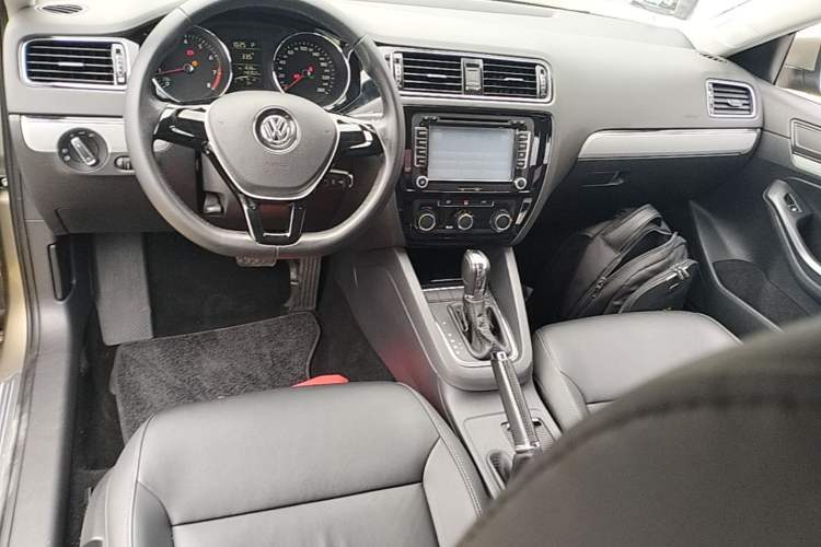 Used Volkswagen Sagitar 2015 1.6L Automatic Comfort Model Center Console