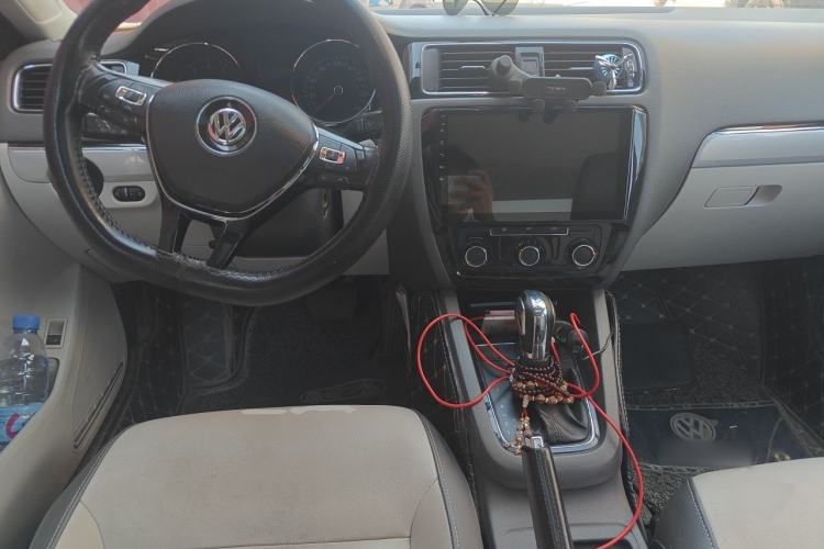 Used Volkswagen Sagitar 2015 1.6L Automatic Comfort Model Center Console