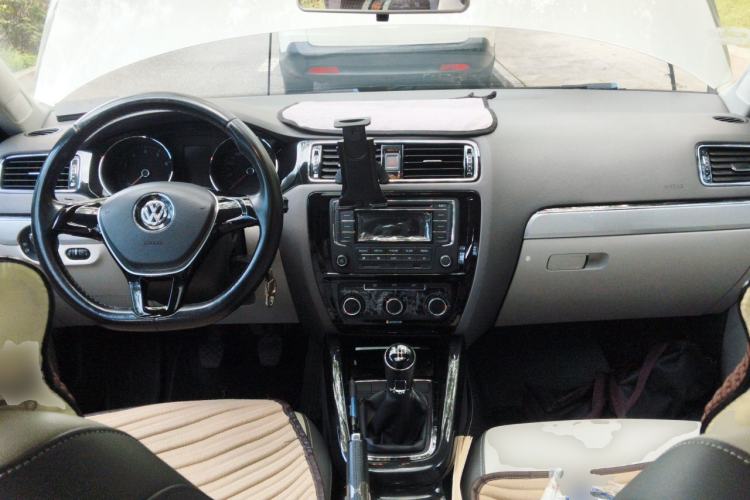 Used Volkswagen Sagitar 2015 1.6L Manual Comfort Model Center Console