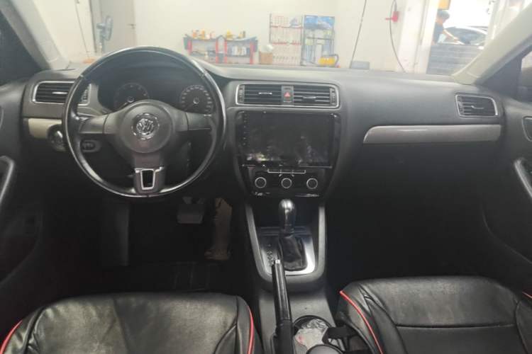 Used Volkswagen Sagitar 2015 1.6L Automatic Comfort Model Center Console