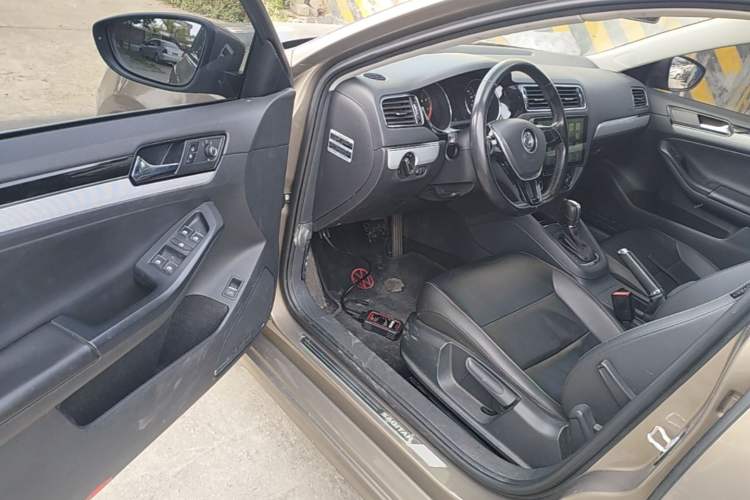 Used Volkswagen Sagitar 2015 1.6L Automatic Comfort Model Driver Seat