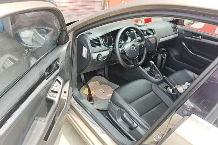 Used Volkswagen Sagitar 2015 230TSI Automatic Comfort Version Driver Seat