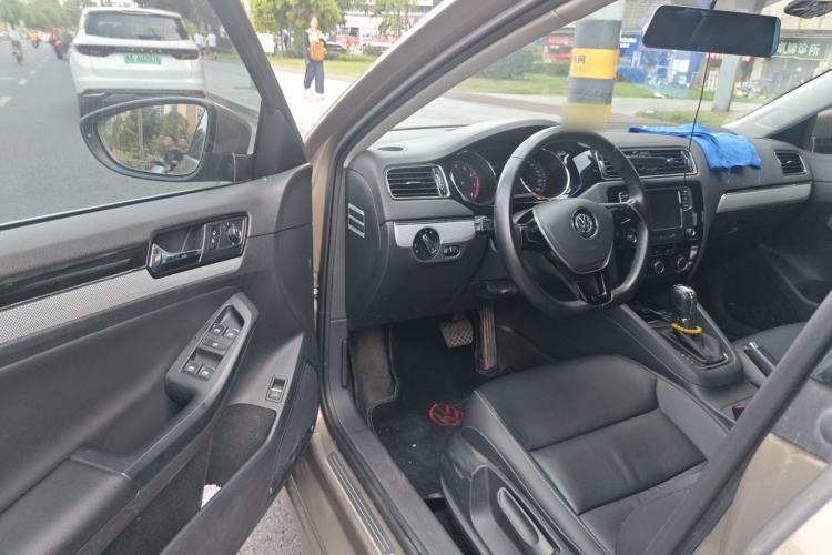 Used Volkswagen Sagitar 2015 230TSI Automatic Comfort Version Driver Seat