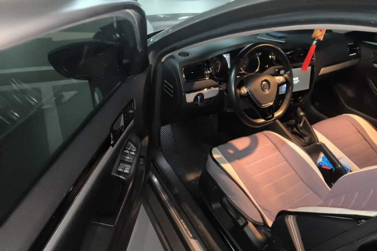 Used Volkswagen Sagitar 2015 230TSI Automatic Comfort Version Driver Seat