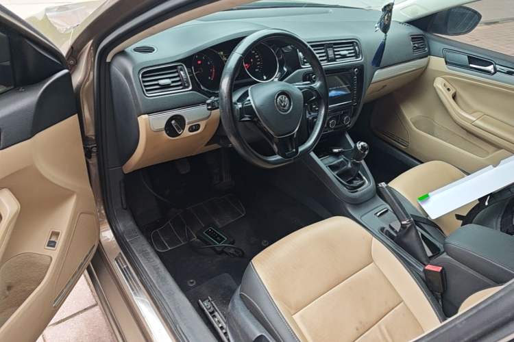 Used Volkswagen Sagitar 2015 1.6L Manual Comfort Model Driver Seat