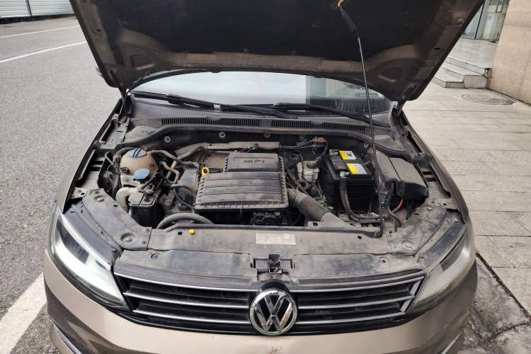 Used Volkswagen Sagitar 2015 1.6L Manual Comfort Model Engine Bay