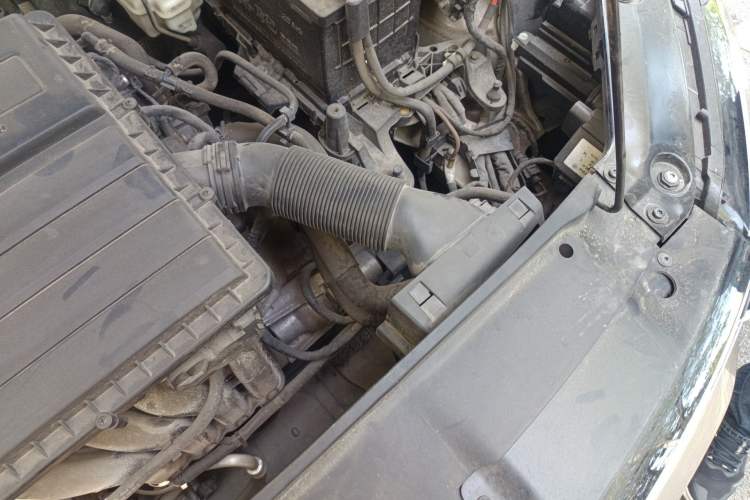 Used Volkswagen Sagitar 2015 1.6L Manual Comfort Model Engine Bay Left