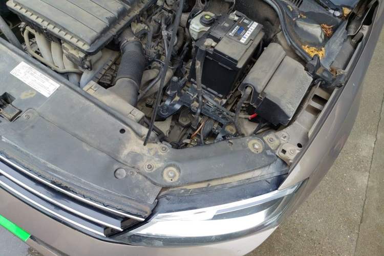 Used Volkswagen Sagitar 2015 1.6L Manual Comfort Model Engine Bay Left