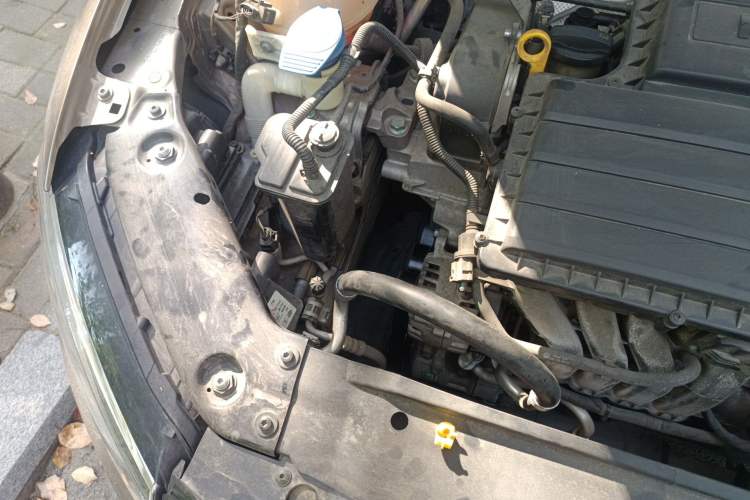 Used Volkswagen Sagitar 2015 1.6L Manual Comfort Model Engine Bay Right