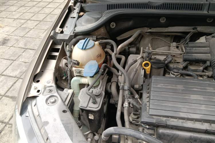 Used Volkswagen Sagitar 2015 230TSI Automatic Luxury Model Engine Bay Right