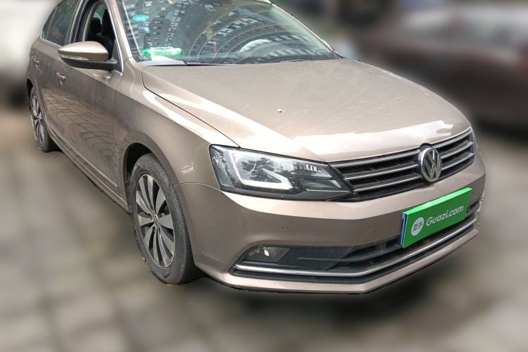 Used Volkswagen Sagitar 2015 230TSI Automatic Luxury Model Front Right 45 Deg