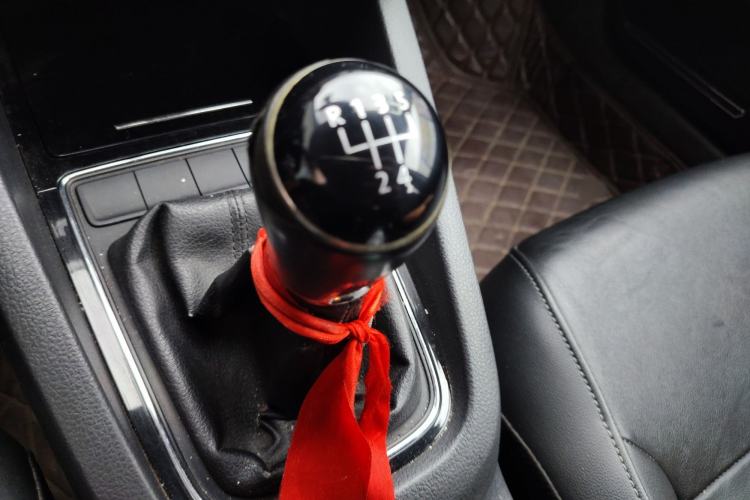 Used Volkswagen Sagitar 2015 1.6L Manual Comfort Model Gear Lever