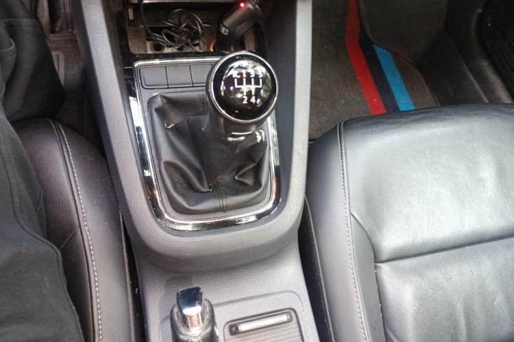 Used Volkswagen Sagitar 2015 1.6L Manual Comfort Model Gear Lever