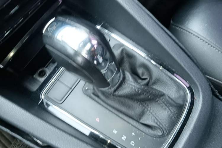 Used Volkswagen Sagitar 2015 1.6L Automatic Comfort Model Gear Lever
