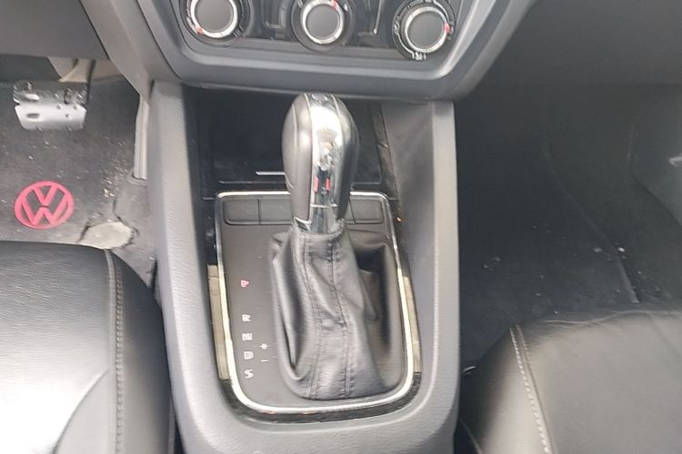 Used Volkswagen Sagitar 2015 1.6L Automatic Comfort Model Gear Lever