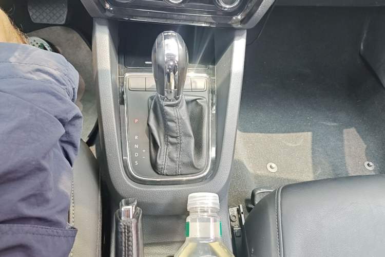 Used Volkswagen Sagitar 2015 230TSI Automatic Comfort Version Gear Lever