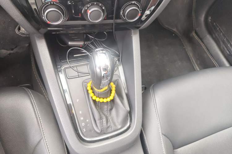 Used Volkswagen Sagitar 2015 230TSI Automatic Comfort Version Gear Lever