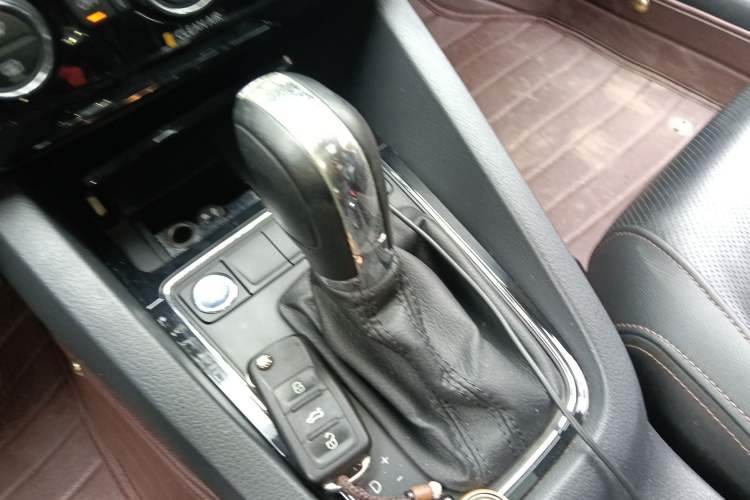 Used Volkswagen Sagitar 2015 230TSI Automatic Luxury Model Gear Lever