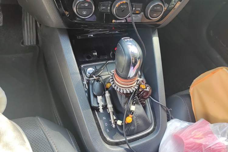 Used Volkswagen Sagitar 2015 230TSI Automatic Luxury Model Gear Lever