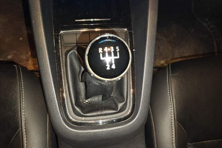 Used Volkswagen Sagitar 2015 230TSI Manual Comfort Version Gear Lever