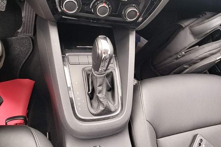 Used Volkswagen Sagitar 2015 1.6L Automatic Comfort Model Gear Lever
