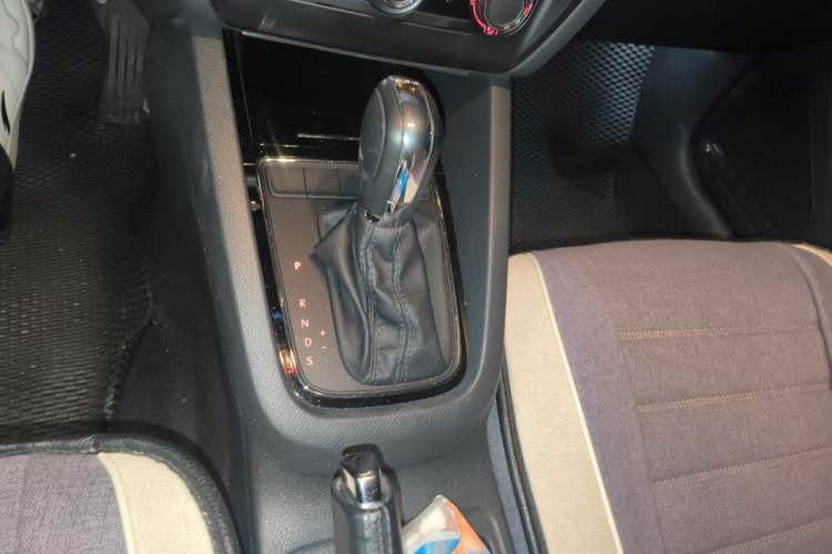 Used Volkswagen Sagitar 2015 230TSI Automatic Comfort Version Gear Lever