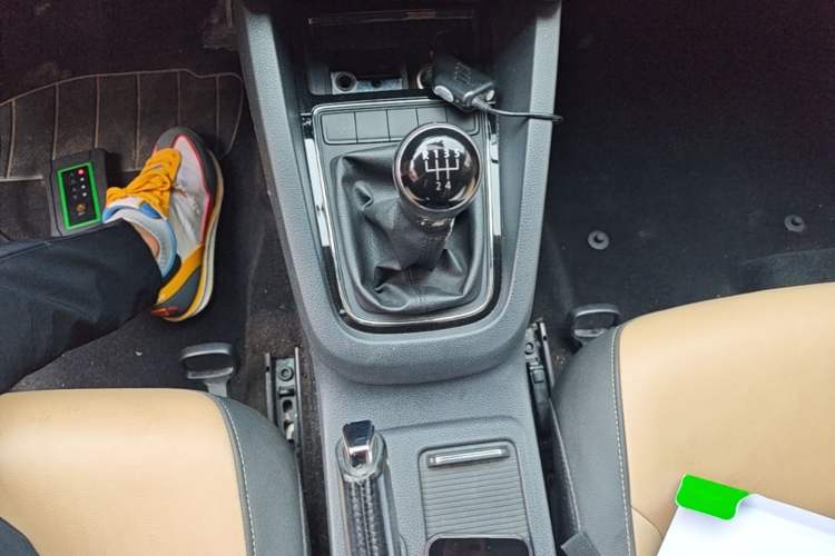 Used Volkswagen Sagitar 2015 1.6L Manual Comfort Model Gear Lever