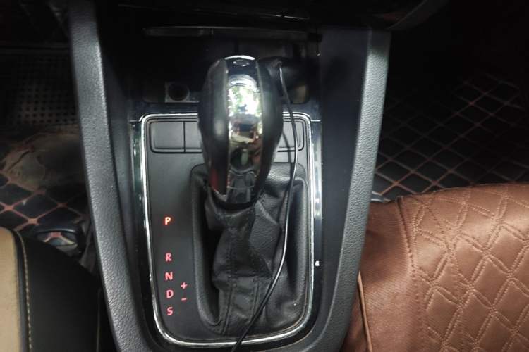Used Volkswagen Sagitar 2015 1.6L Automatic Comfort Model Gear Lever