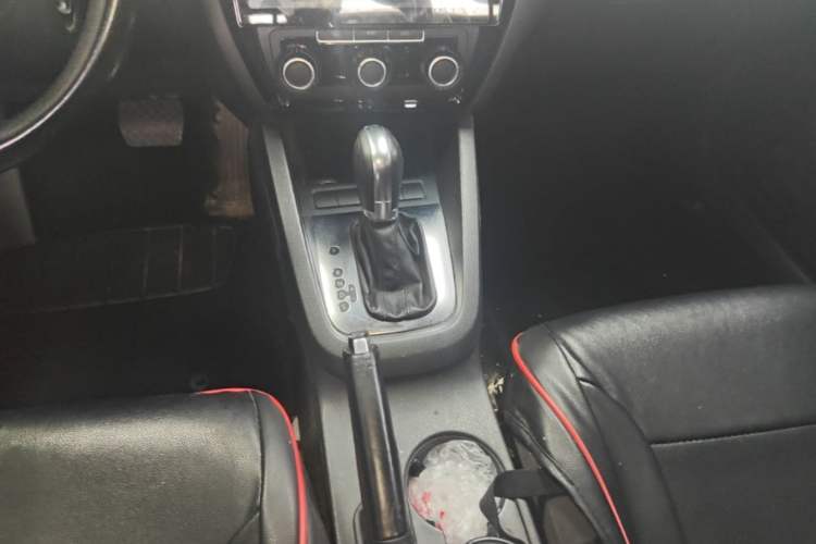 Used Volkswagen Sagitar 2015 1.6L Automatic Comfort Model Gear Lever
