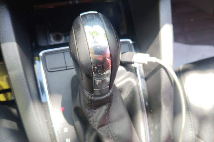 Used Volkswagen Sagitar 2015 1.6L Automatic Comfort Model Gear Lever