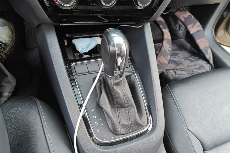 Used Volkswagen Sagitar 2015 1.6L Automatic Comfort Model Gear Lever