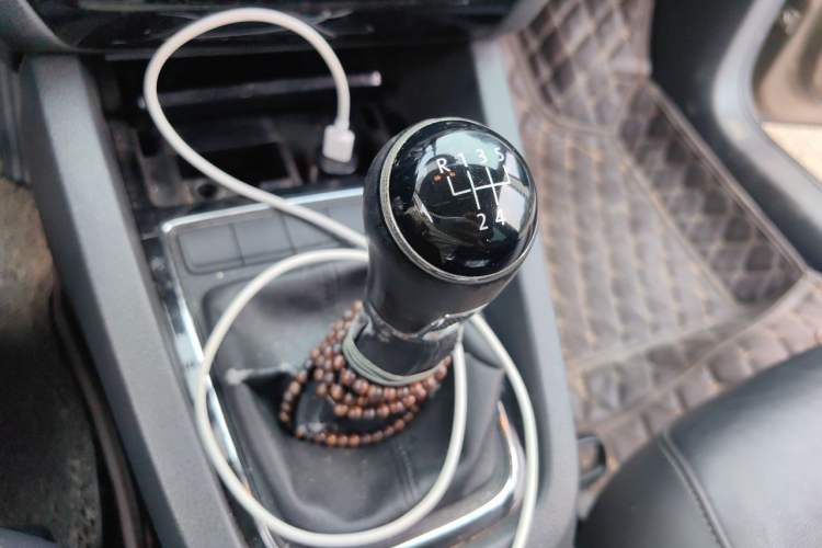 Used Volkswagen Sagitar 2015 1.6L Manual Comfort Model Gear Lever