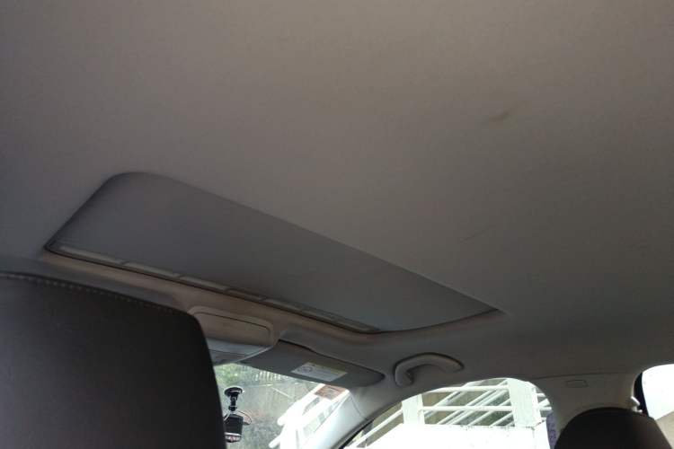 Used Volkswagen Sagitar 2015 1.6L Manual Comfort Model Headliner