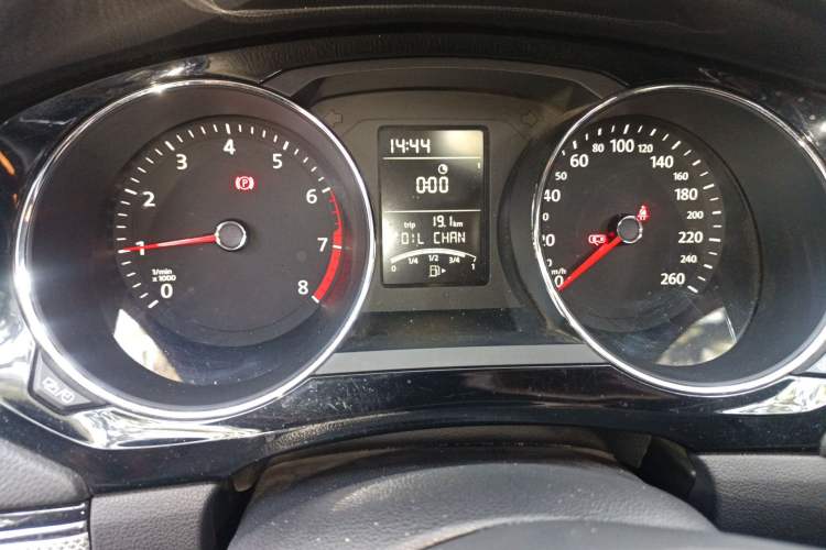 Used Volkswagen Sagitar 2015 1.6L Manual Comfort Model Instrument Cluster