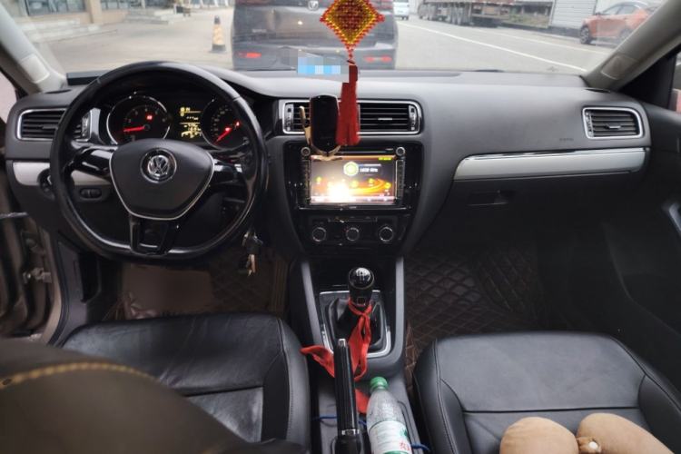 Used Volkswagen Sagitar 2015 1.6L Manual Comfort Model Interior 2