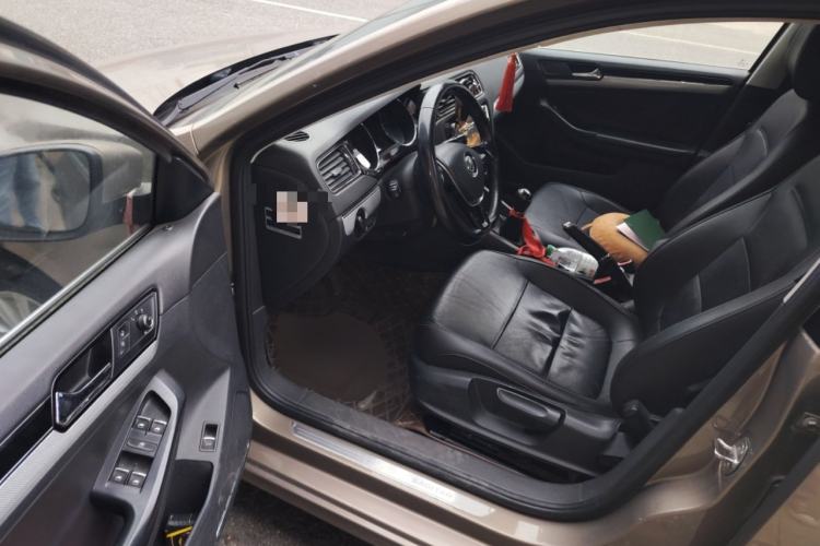 Used Volkswagen Sagitar 2015 1.6L Manual Comfort Model Interior 3