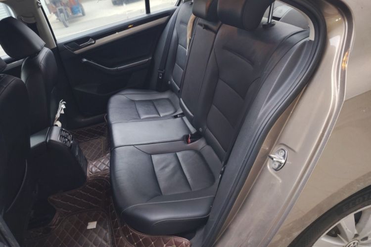 Used Volkswagen Sagitar 2015 1.6L Manual Comfort Model Interior 4