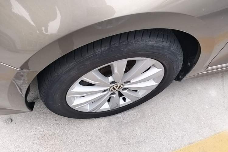 Used Volkswagen Sagitar 2015 1.6L Automatic Comfort Model Left Front Wheel Hub