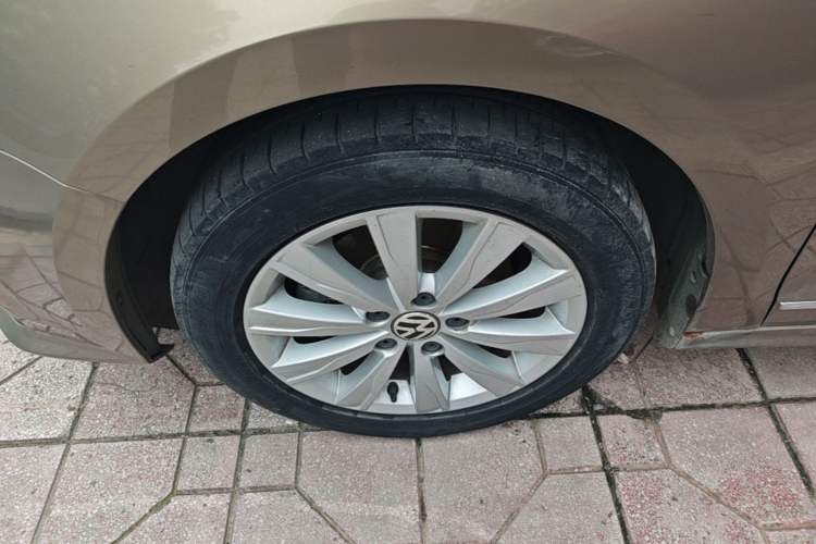 Used Volkswagen Sagitar 2015 1.6L Manual Comfort Model Left Front Wheel Hub