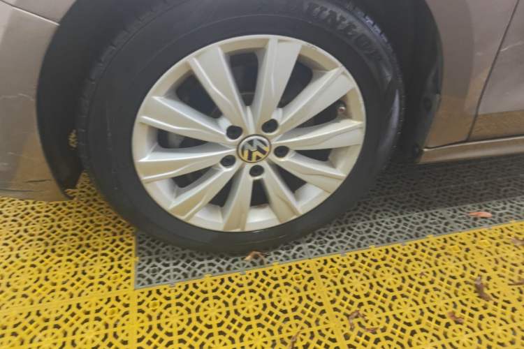 Used Volkswagen Sagitar 2015 1.6L Automatic Comfort Model Left Front Wheel Hub