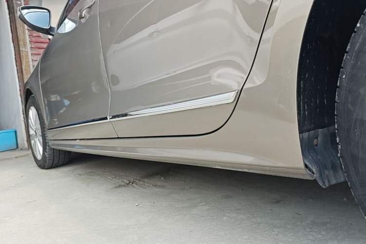 Used Volkswagen Sagitar 2015 230TSI Automatic Comfort Version Left Side Sill