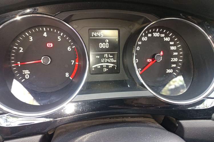 Used Volkswagen Sagitar 2015 1.6L Manual Comfort Model Odometer Close Up