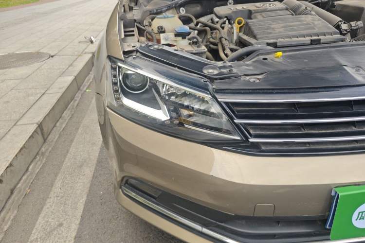 Used Volkswagen Sagitar 2015 230TSI Automatic Comfort Version Right Front Headlight