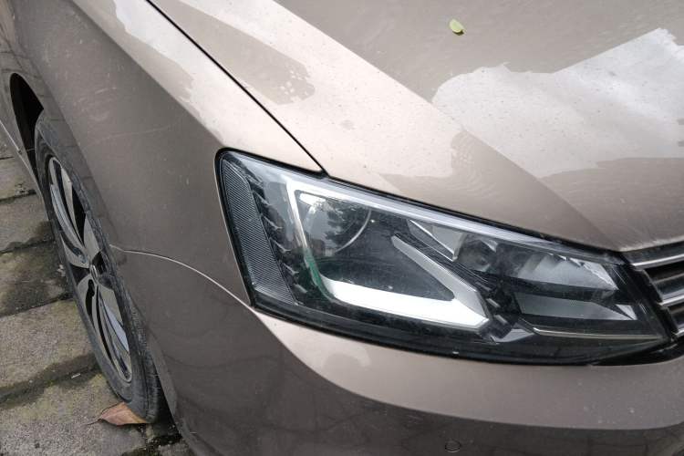 Used Volkswagen Sagitar 2015 230TSI Automatic Luxury Model Right Front Headlight