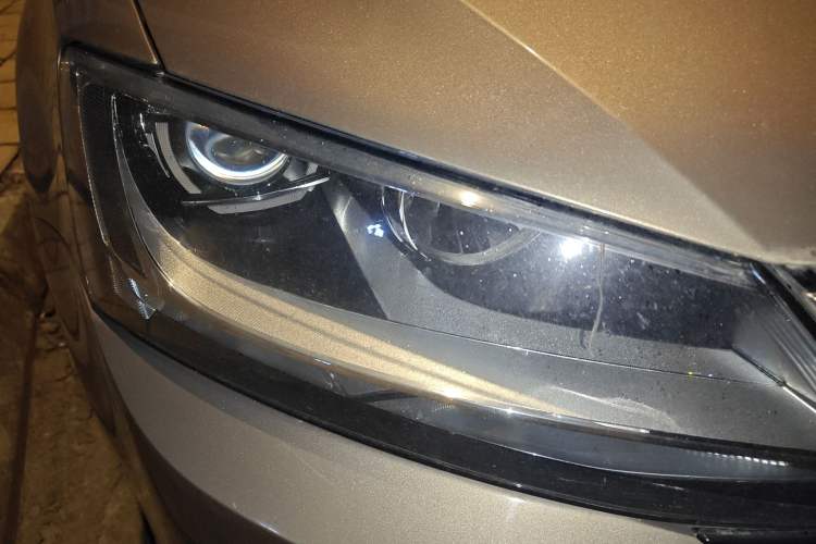 Used Volkswagen Sagitar 2015 230TSI Manual Comfort Version Right Front Headlight