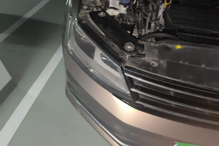 Used Volkswagen Sagitar 2015 230TSI Automatic Comfort Version Right Front Headlight