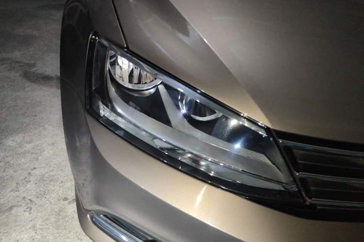 Used Volkswagen Sagitar 2015 1.6L Automatic Comfort Model Right Front Headlight