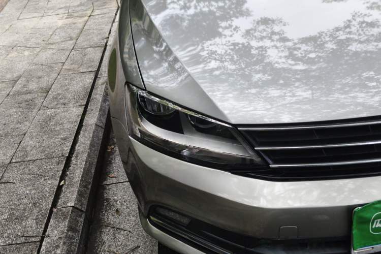 Used Volkswagen Sagitar 2015 1.6L Manual Comfort Model Right Front Headlight